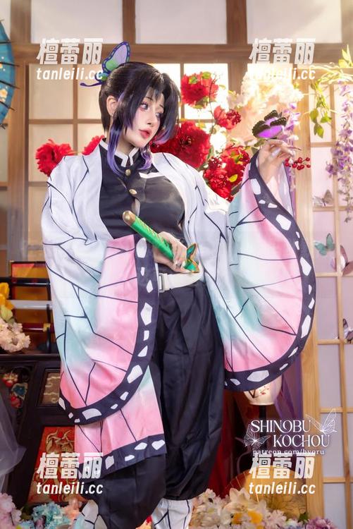 在线翻看Byoru泳装的写真，心里默默想：这可真会穿。