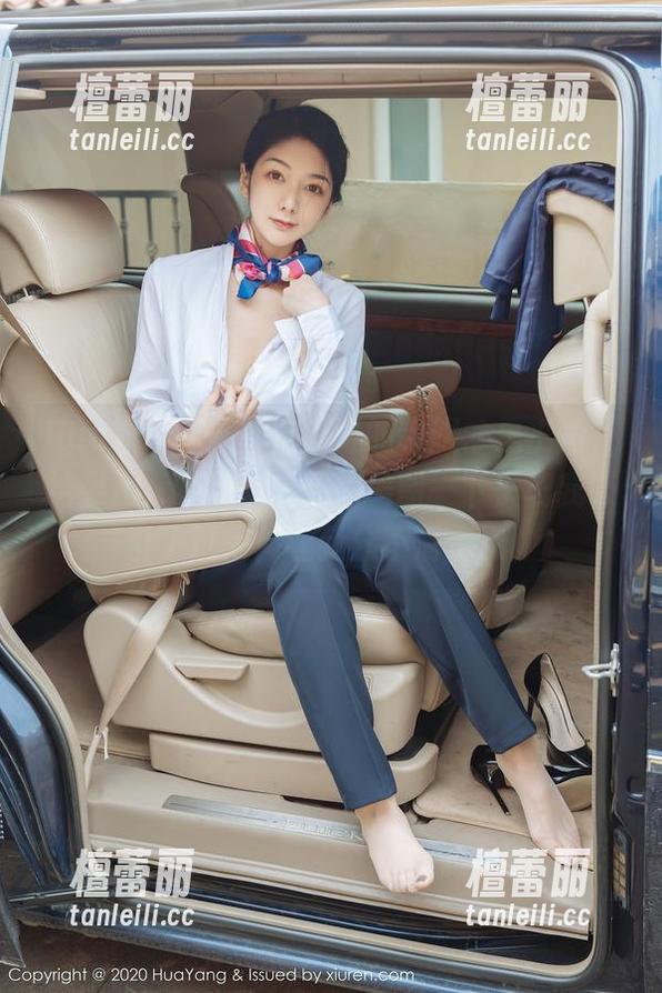 HuaYang花漾 - 说好的制服才是主角，结果Angela喜欢猫的美图一下子把我吸引了过来，让我分不清主次。