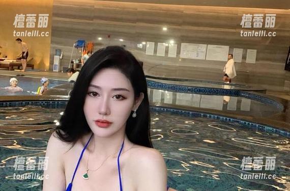 微密圈 - 不爱笑的赛琳的女孩图，全套里那一抹神情，已经足够让我停驻了。