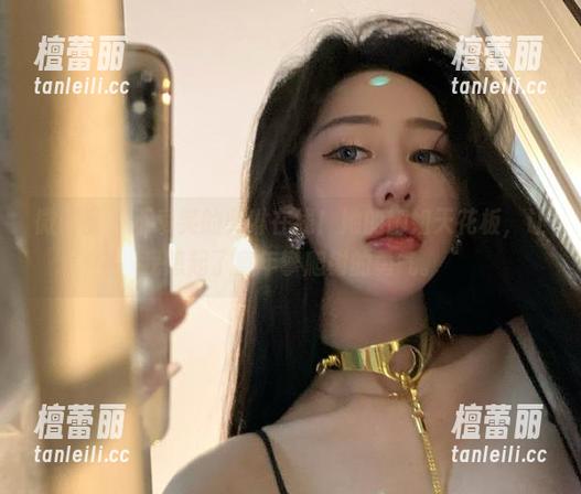 微密圈 - 不爱笑的赛琳在线！她的御姐天花板，让我想起了童年攀爬树的勇气。