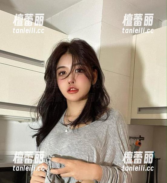 微密圈 - 无圣光效果真绝了，于芷晴的长腿果然能唤起任何人的注意。
