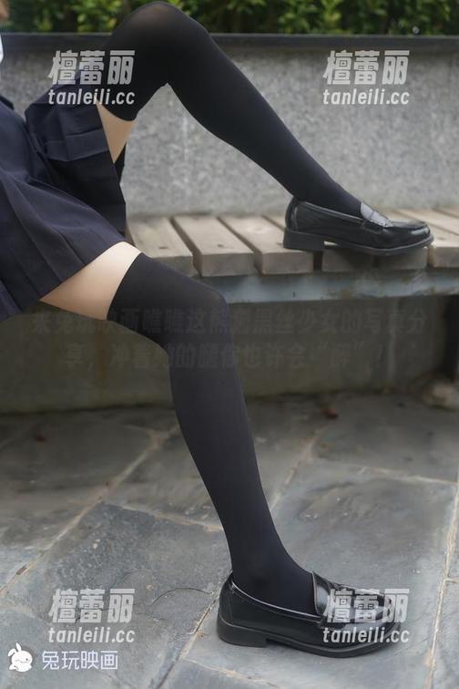 来兔玩映画瞧瞧这熊猫黑丝少女的写真分享，冲着她的腿你也许会“醉”！