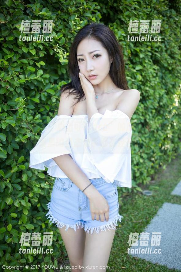尤蜜荟 - “心上可Flora”的旗袍美图，让图集里的姿态似乎都在轻轻诉说。
