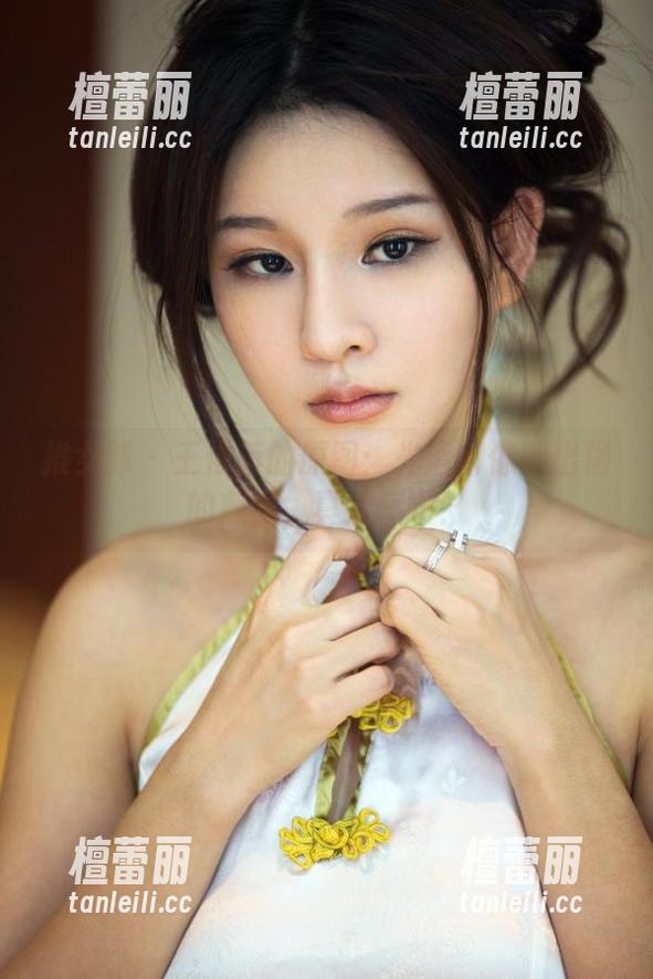推女郎 - 王依萌的原图：光滑得像刚出锅的煎蛋，真油亮啊！