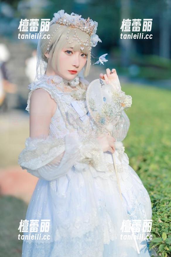 是三不是世w 这一瞬间有点儿迷:写真里的少女与游戏机的亲密接触-是三不是世w