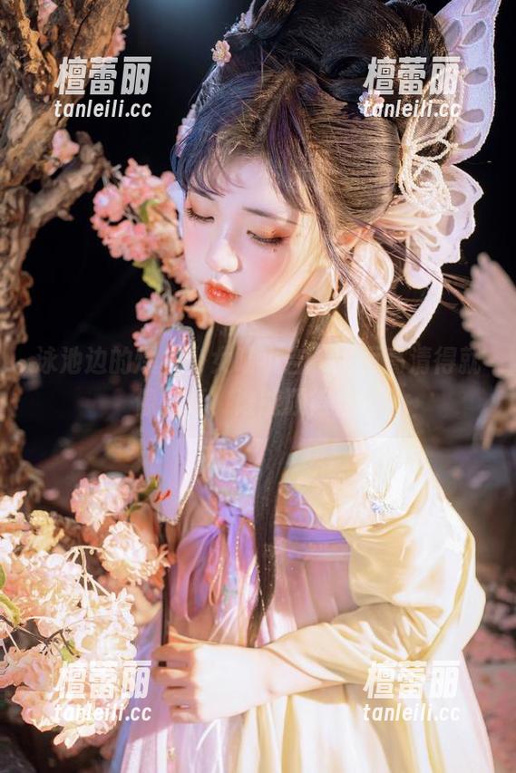 泳池边的爆机少女喵小吉，画面高清得就像壁纸，谁能顶得住？