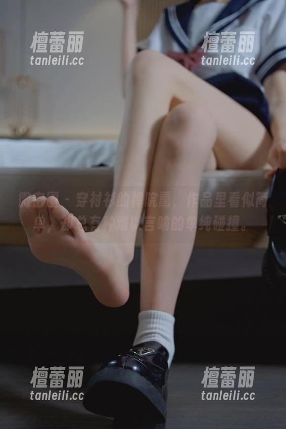 微密圈 - 穿衬衫的禅院熏，作品里看似简单，却总有种难以言喻的单纯碰撞。