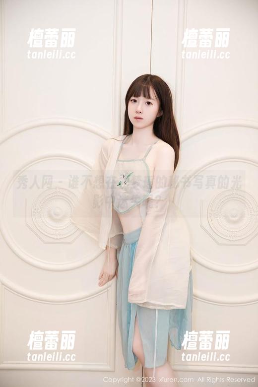 秀人网 - 谁不想在初梦瑶的秘书写真的光影中迷失呢？