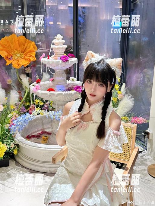 最新校园图册：秋山AkI在操场的一瞬，旁边的小猫都看呆了