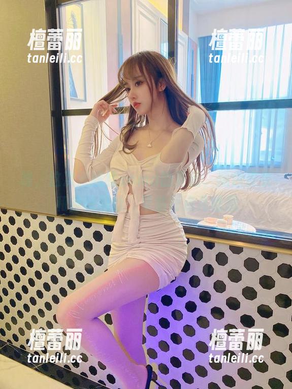 噫，这次米线线sama的更新，黑色皮衣和条纹黑丝，果然有点儿意思