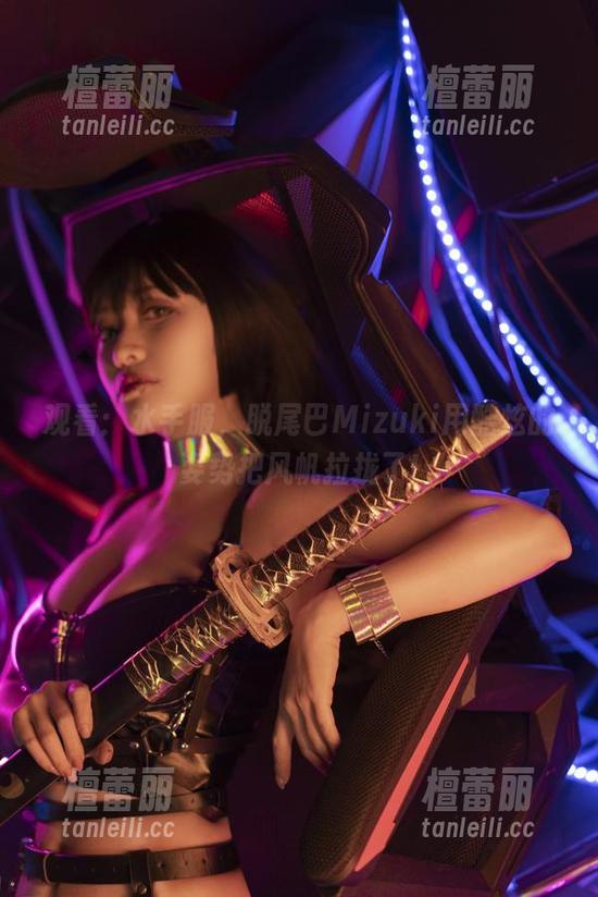 脱尾巴Mizuki 观看:水手服,脱尾巴Mizuki用酷炫的姿势把风帆拉拢了!