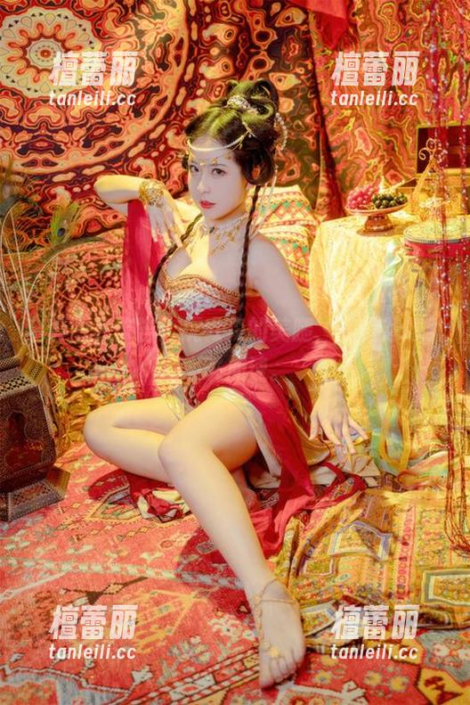 全套图包警告！虎森森的美腿，光是想想就心跳加速。
