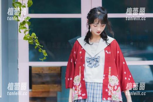 吊带+西瓜少女，图集里满满都是夏日的味道，真得好好“舔屏”一下。