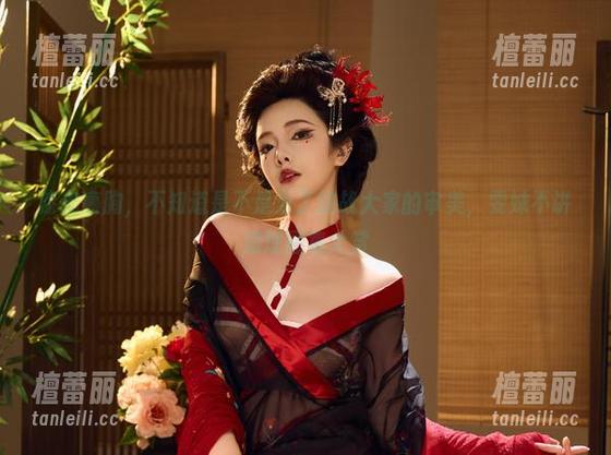 漆皮裹胸，不知道是不是为了挑战大家的审美，雯妹不讲道理图集大赏