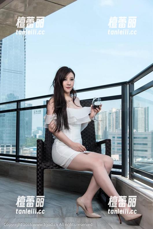 青豆客 - 戴唯一的短裙新演绎，这最新写真集没你想的那么简单