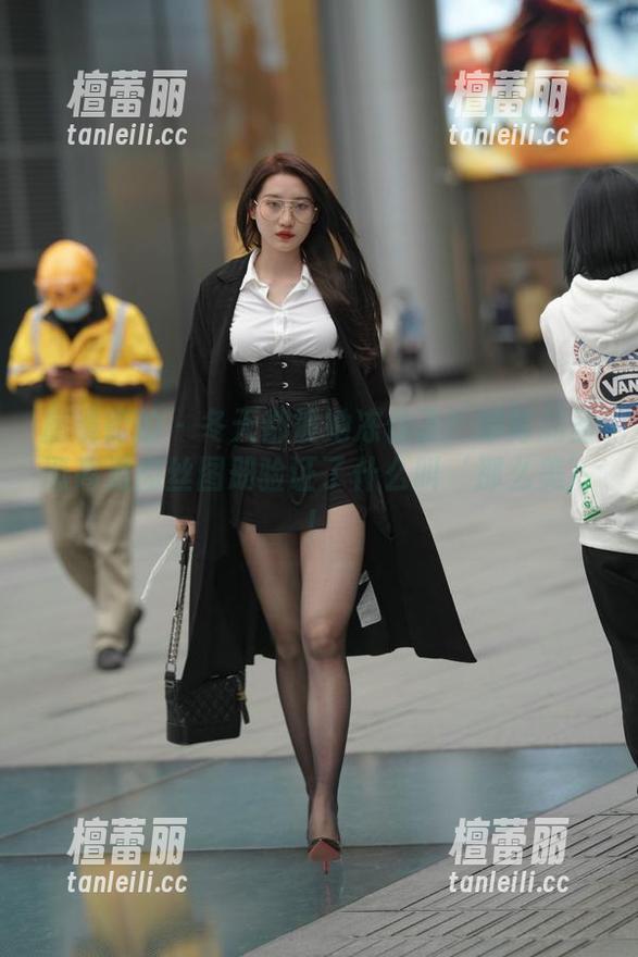 魔镜街拍-婷婷 魔镜街拍 - 冬天都被她冻住了!婷婷的圣诞高清肉丝图册验证了什么叫‘那么美’!