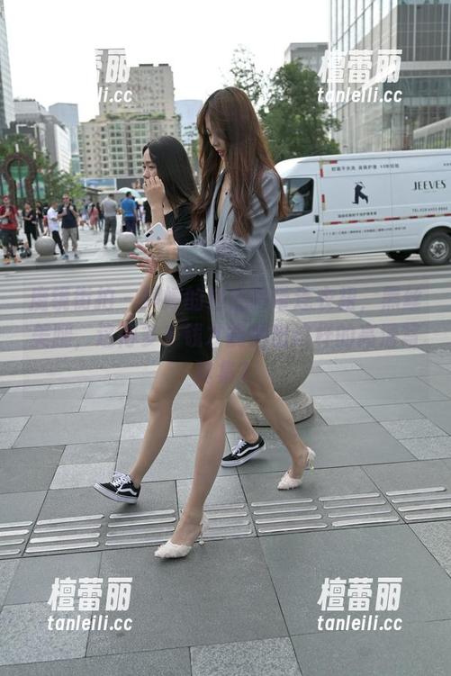 魔镜街拍 - 婷婷的白色吊带连衣裙，黑丝美腿，这得多少钱才能拍出这样的高清写真集？