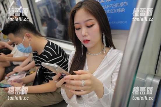 魔镜街拍：图集中的运动装美女，诶，有没有人和我一样被她们的随意吸引住？